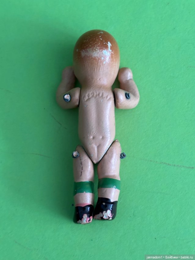 Фарфоровая куколка Edi с рельефными волосами, высота 7,5 см (фото 3)