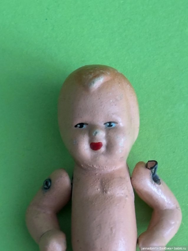 Фарфоровая куколка Edi с рельефными волосами, высота 7,5 см (фото 2)