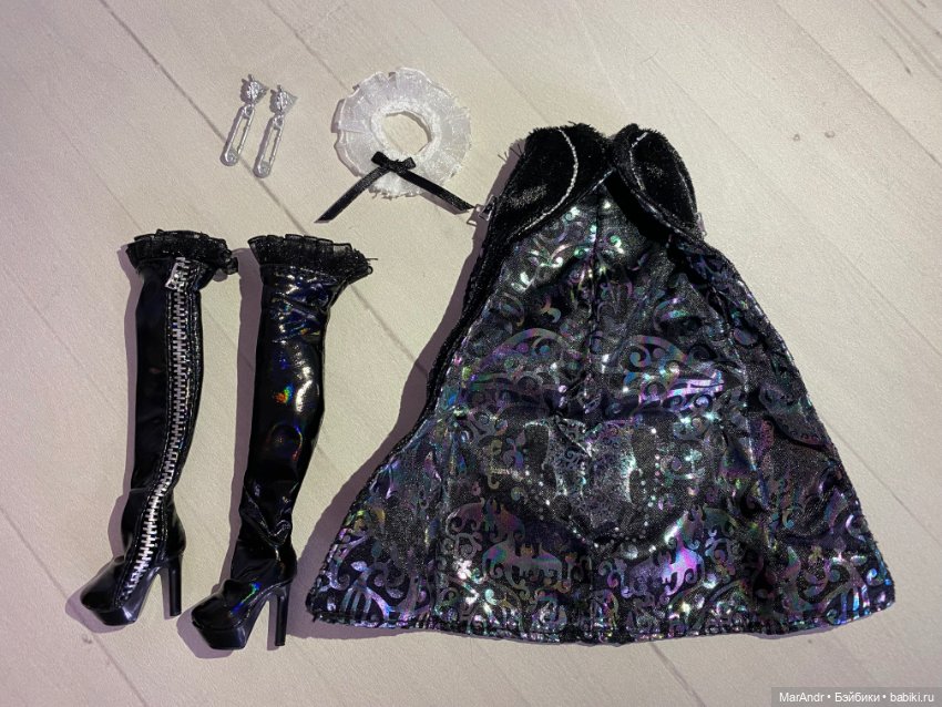 Комплект одежды от Деми Rainbow High