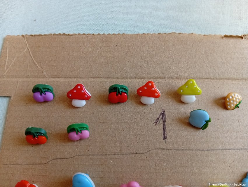 Много маленьких пуговиц для пошива платьев куклам, маленькие кнопки, заклепки (фото 3)