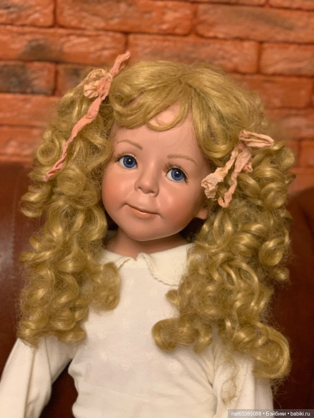 Кукла коллекционная фарфоровая
