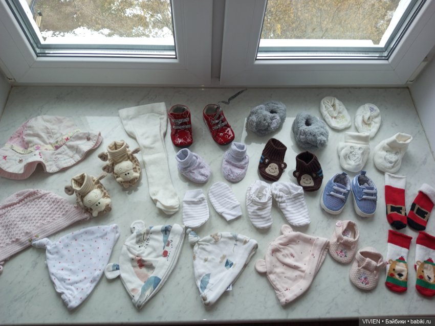 Лот шапочек и обувочки на кукол малышей