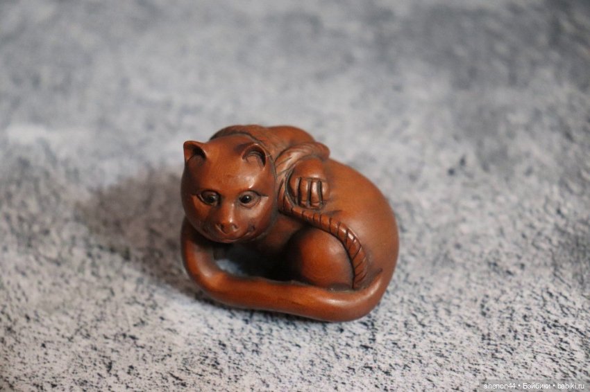 Нэцкэ «Кошка с ниткой» — Статуэтки