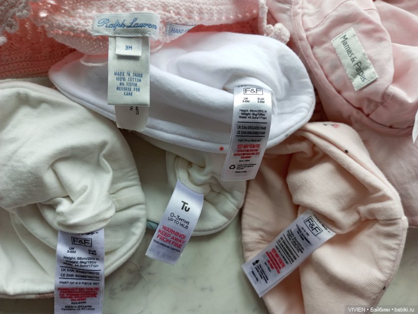 Лот шапочек и обувочки на кукол малышей