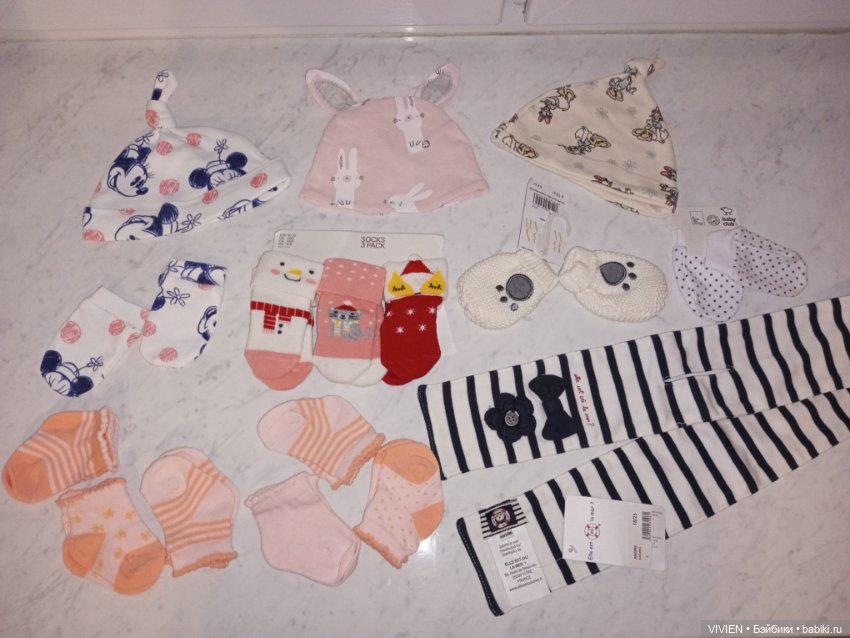 Лот 2 носочков и шапочек для малышей