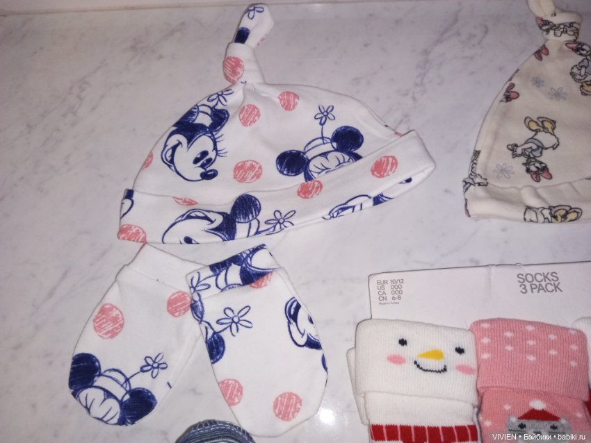 Лот 2 носочков и шапочек для малышей