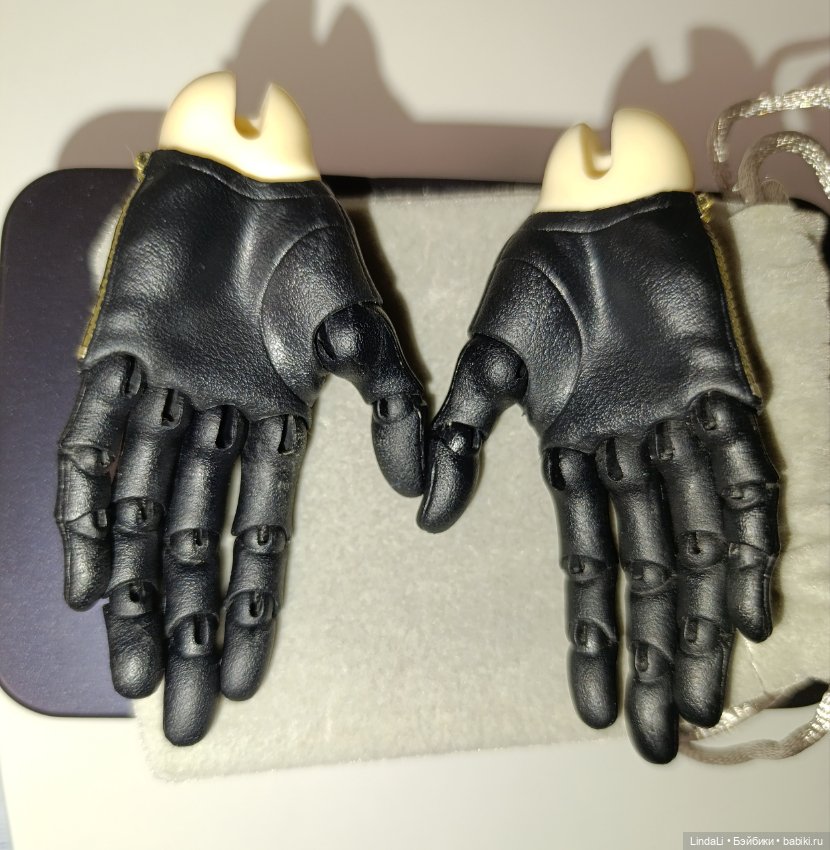Шарнирные руки в чёрных перчатках от LLT (фото 3)