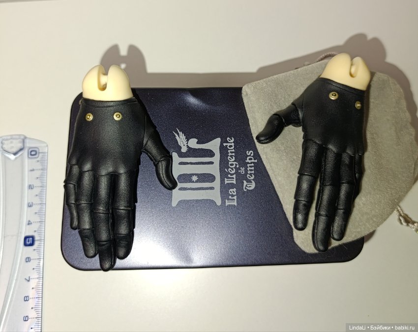 Шарнирные руки в чёрных перчатках от LLT