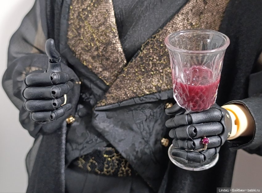 Шарнирные руки в чёрных перчатках от LLT (фото 6)