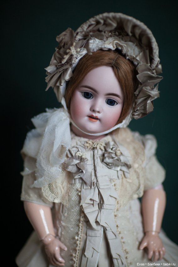 Наряд для антикварной куклы