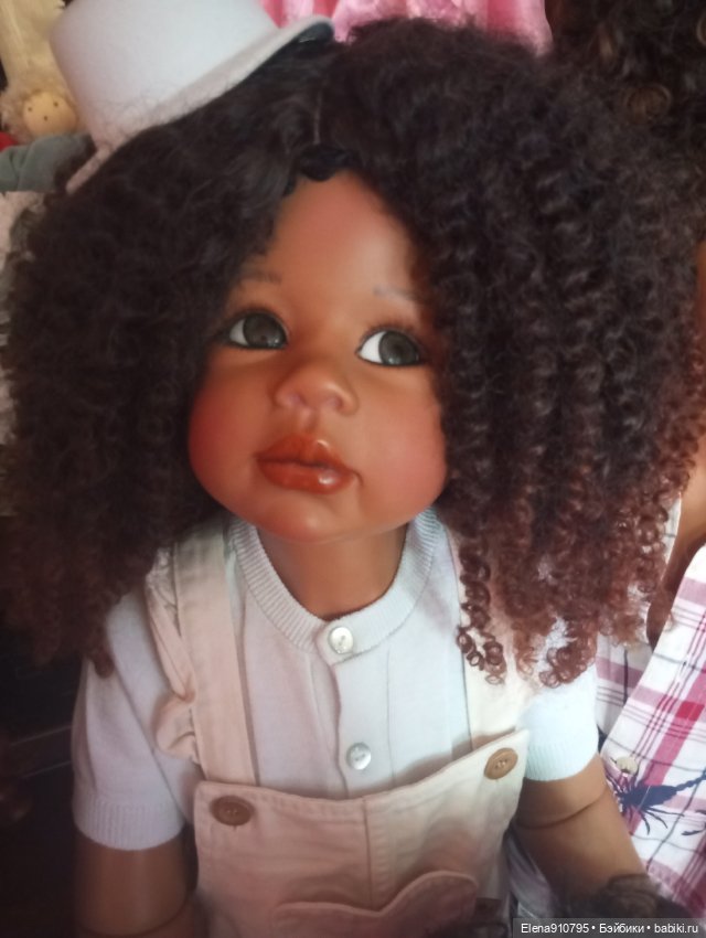 Необычная девочка Monika Levenig