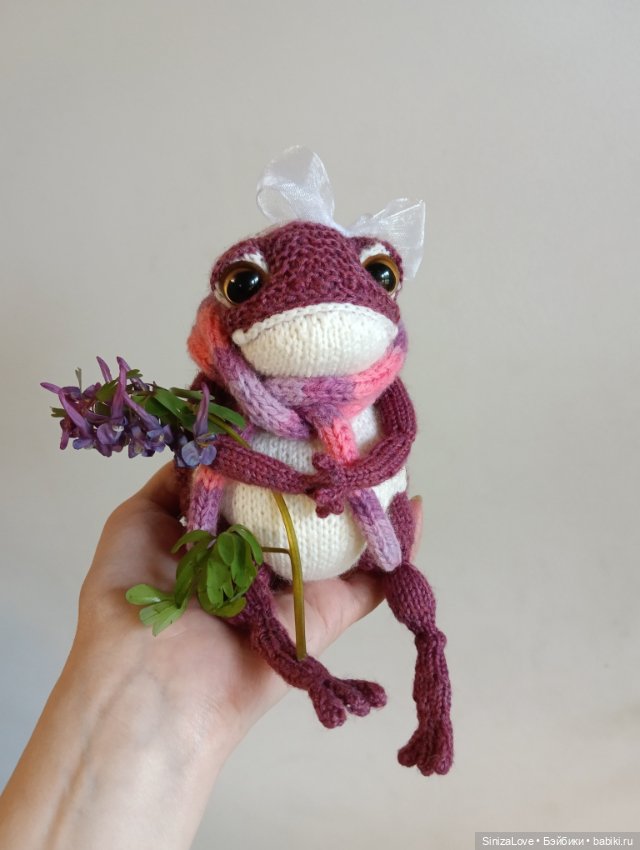 Жабка вязаная Виолетта — Авторские игрушки