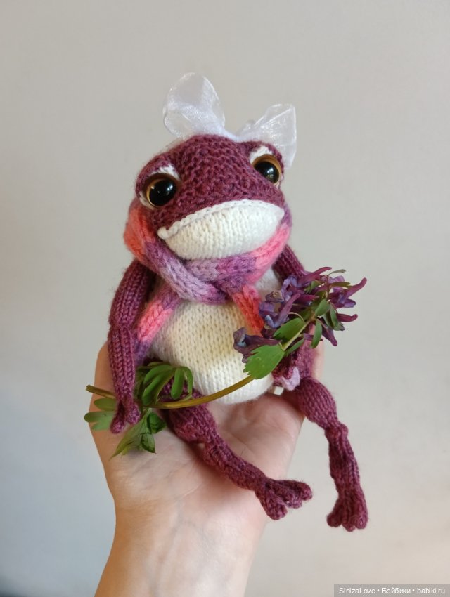 Жабка вязаная Виолетта — Авторские игрушки (фото 3)