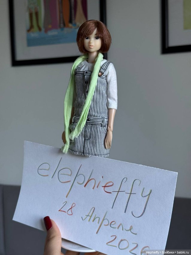 Momoko Skip to the sunlight through the trees