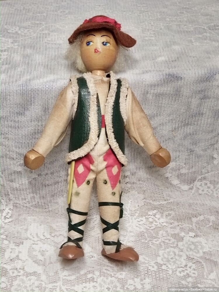 Парень в национальной одежде (фото 3)