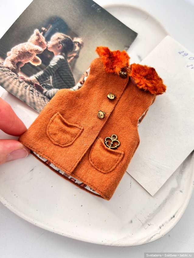 Жилет для куклы блайз или кукол аналогичного размера