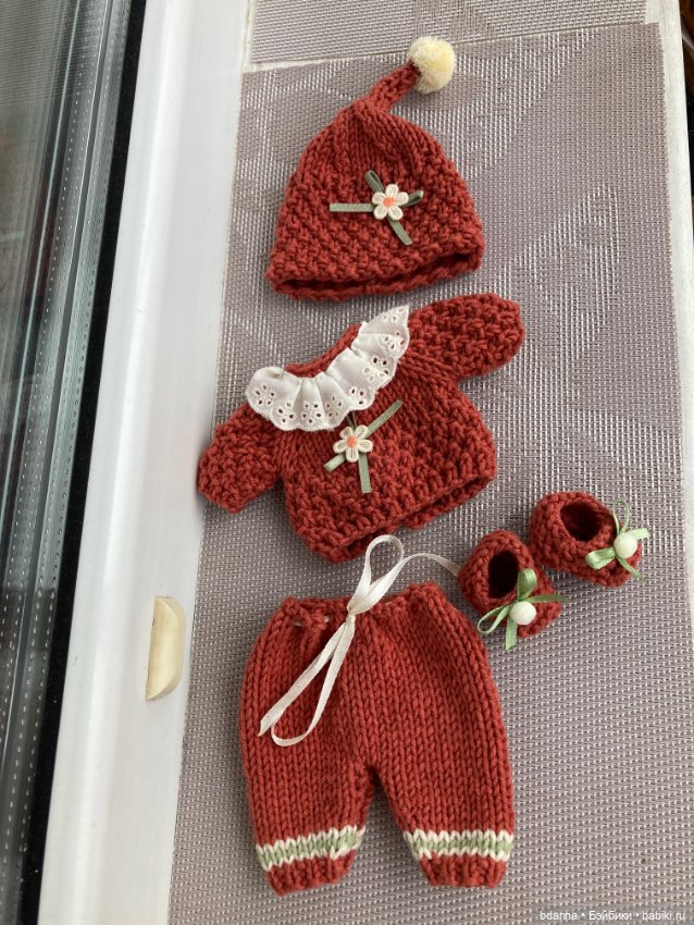 Вязанные костюмы для пупсов (фото 8)