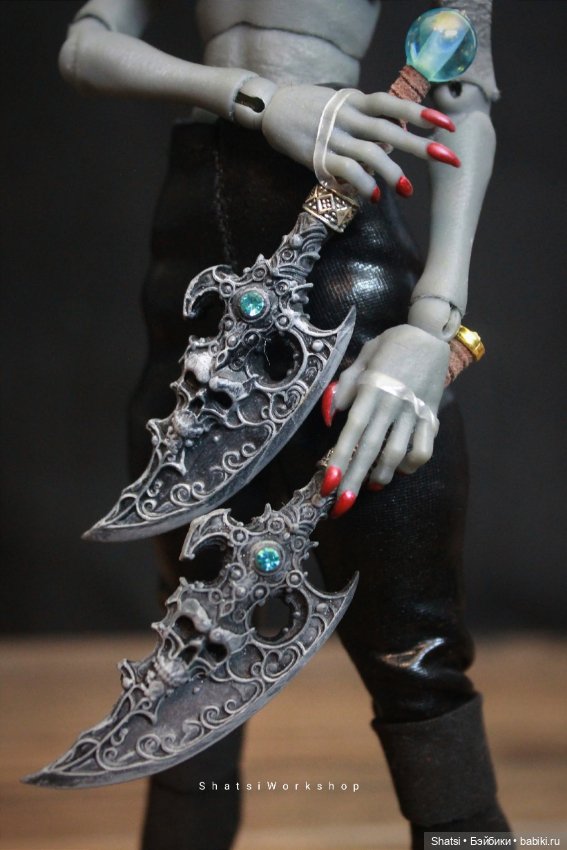 Готические аксессуары в ассортименте