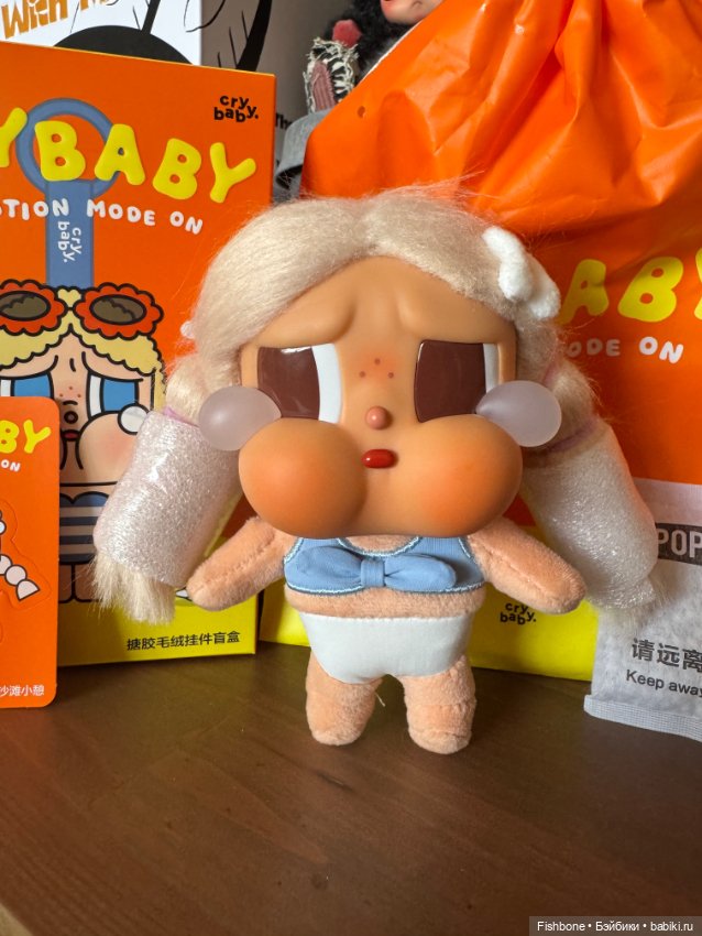 Плюшевый обвес CryBaby из серии Vacation Mode On от Pop Mart (фото 7)