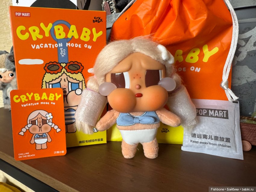 Плюшевый обвес CryBaby из серии Vacation Mode On от Pop Mart (фото 5)