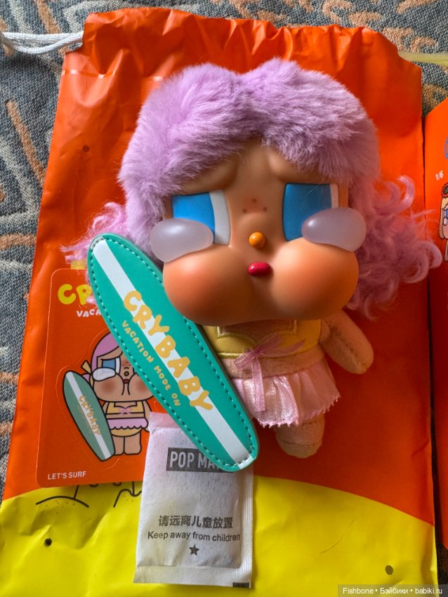 Плюшевый обвес CryBaby Let’s Surf из серии Vacation Mode On от Pop Mart (фото 2)