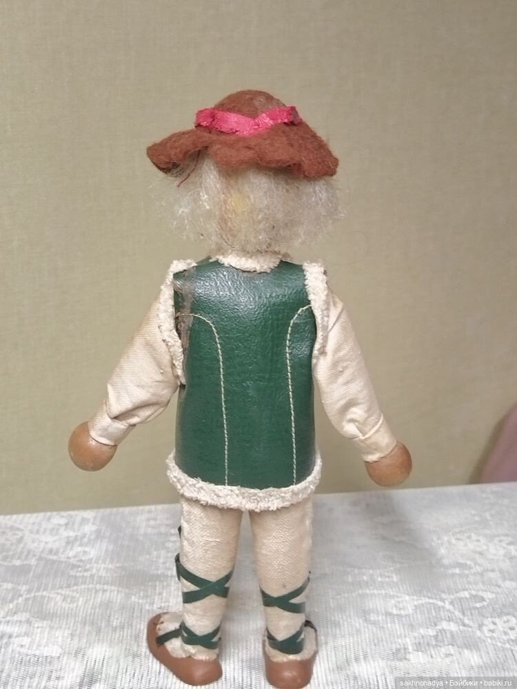 Парень в национальной одежде (фото 5)