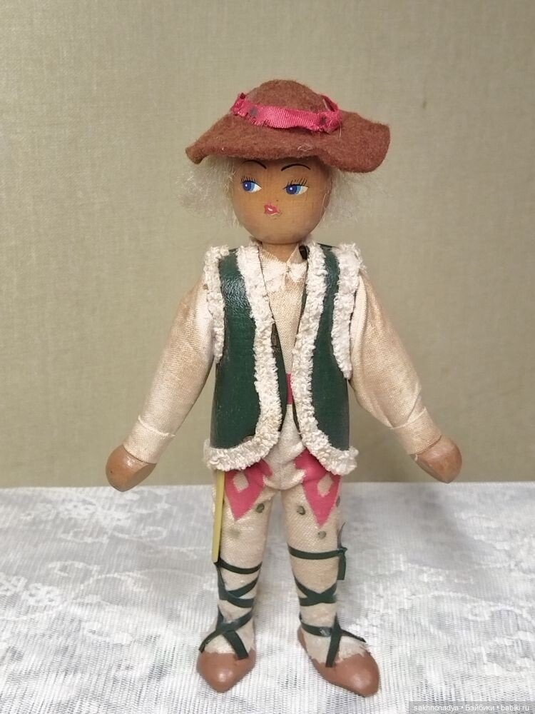 Парень в национальной одежде