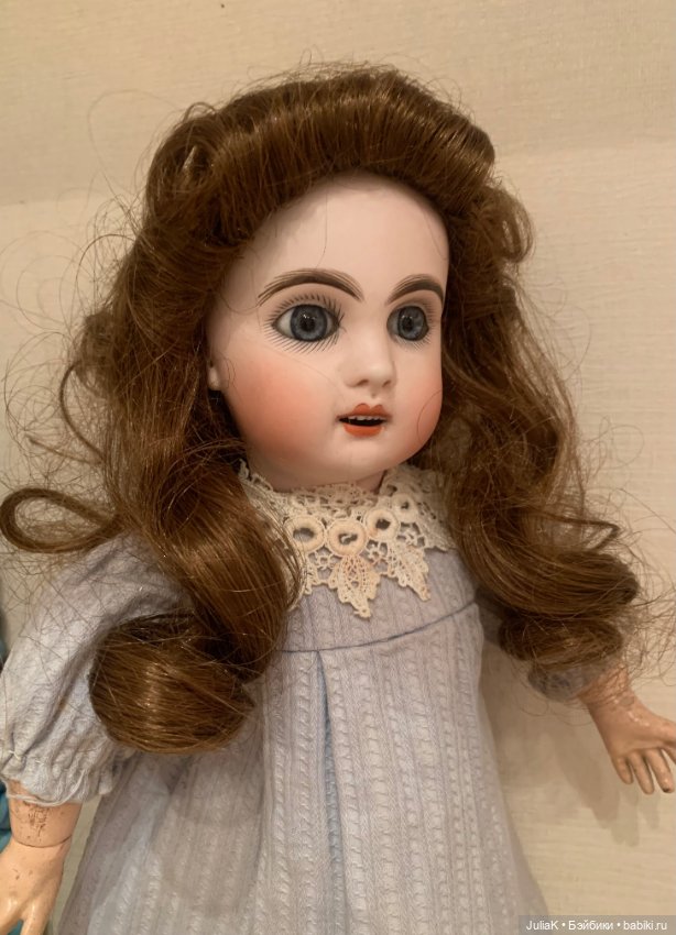 Парички для маленькой куклы