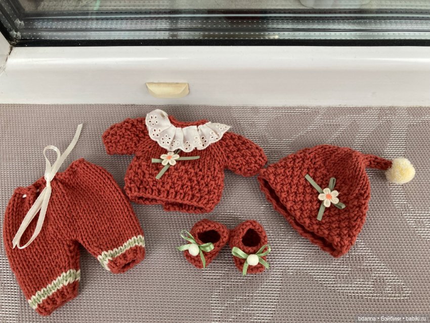 Вязанные костюмы для пупсов (фото 7)