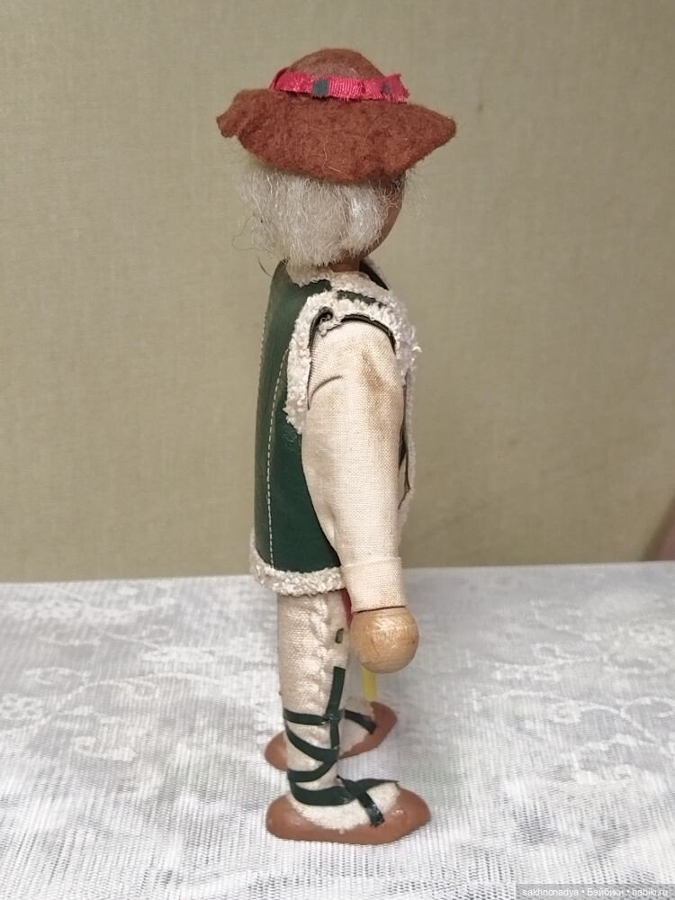 Парень в национальной одежде (фото 2)