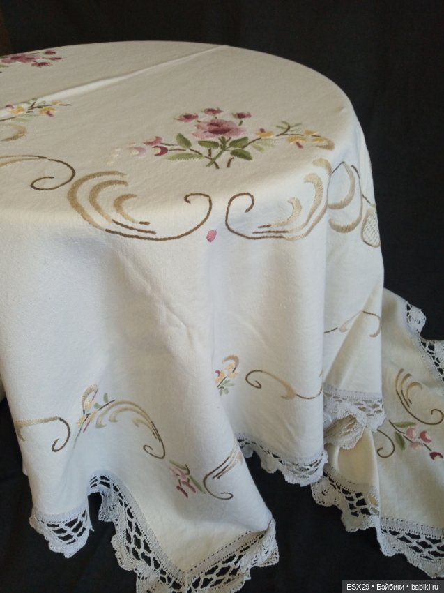 Красивая винтажная скатерть с вышивкой