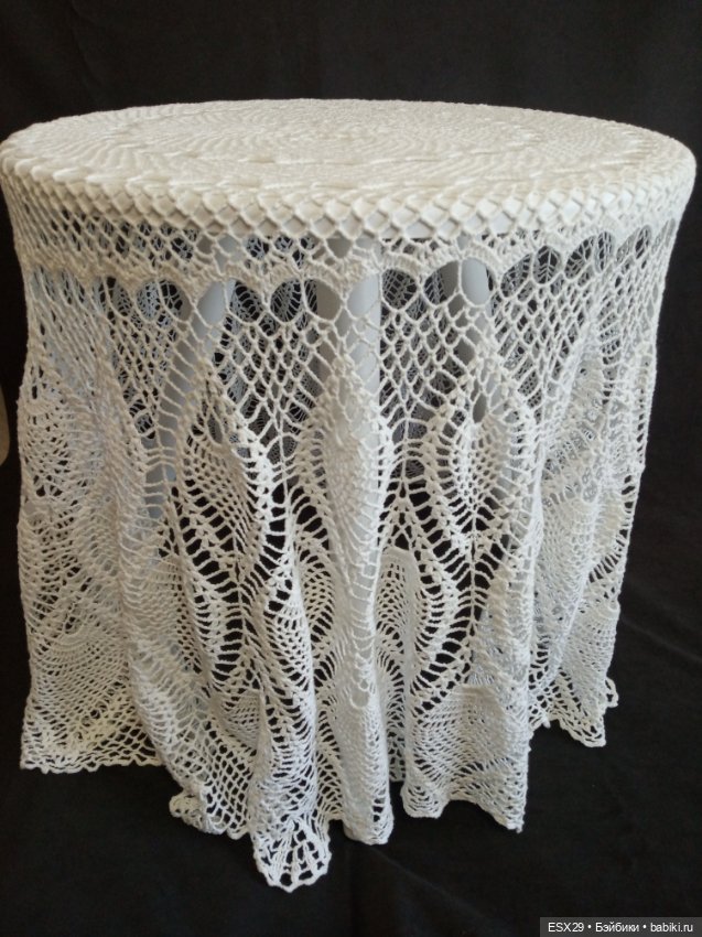Красивая вязаная скатерть