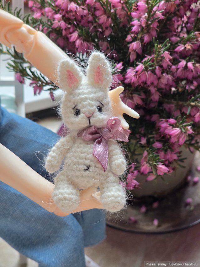 Вязаный зайка — Аксессуары для кукольных фотосессий (фото 5)