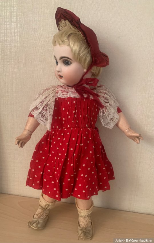 Платье и шляпка для антикварной куклы