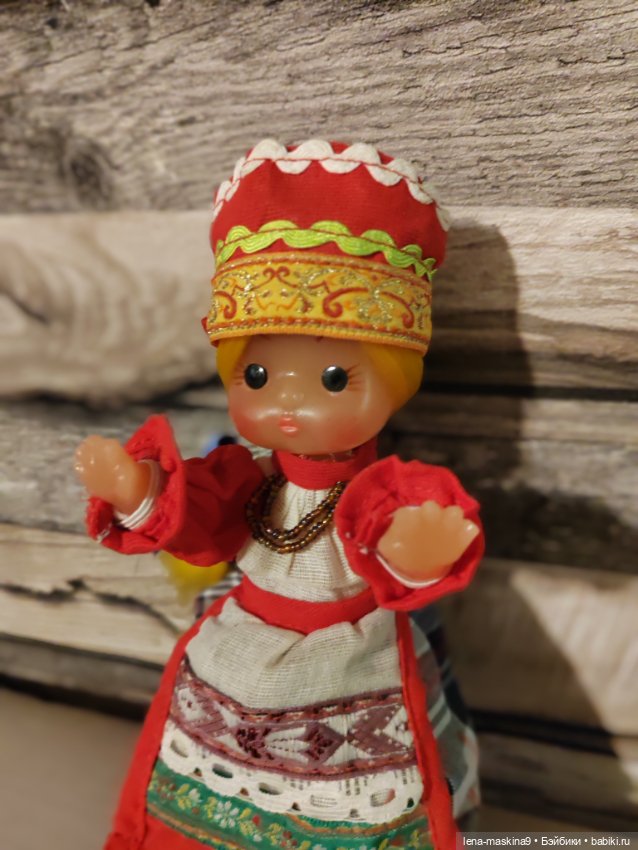 Куколка в народном костюме (фото 4)
