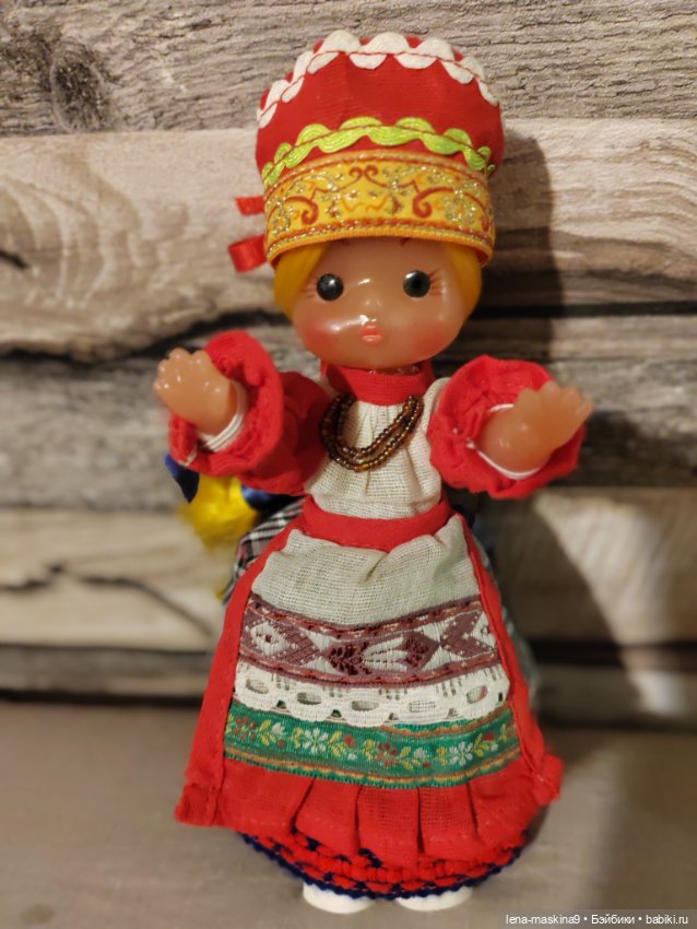 Куколка в народном костюме (фото 3)