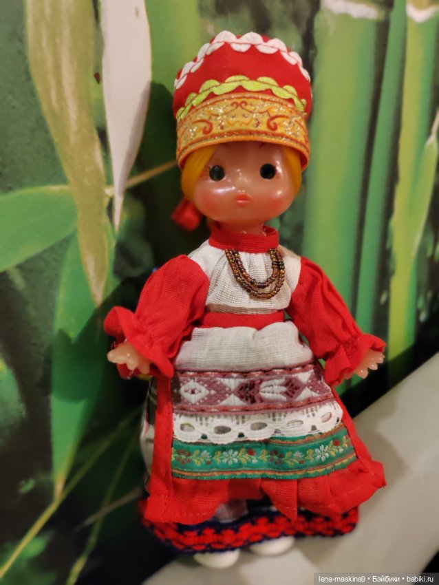 Куколка в народном костюме