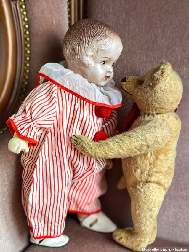 Милая антикварочка в костюме клоуна (фото 4)