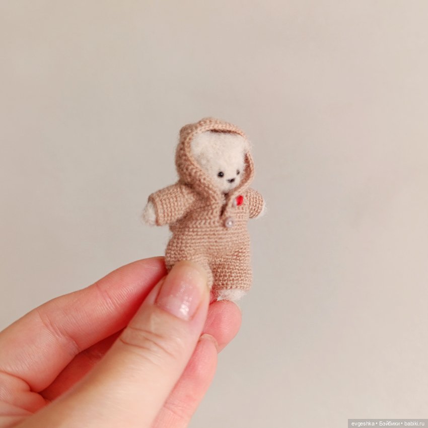 Мишка 5,5 см в одежде. Маленькая вязаная игрушка