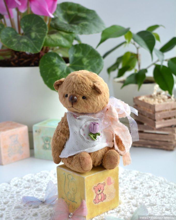 Тедди мишка в шапке зайца, Teddy bear