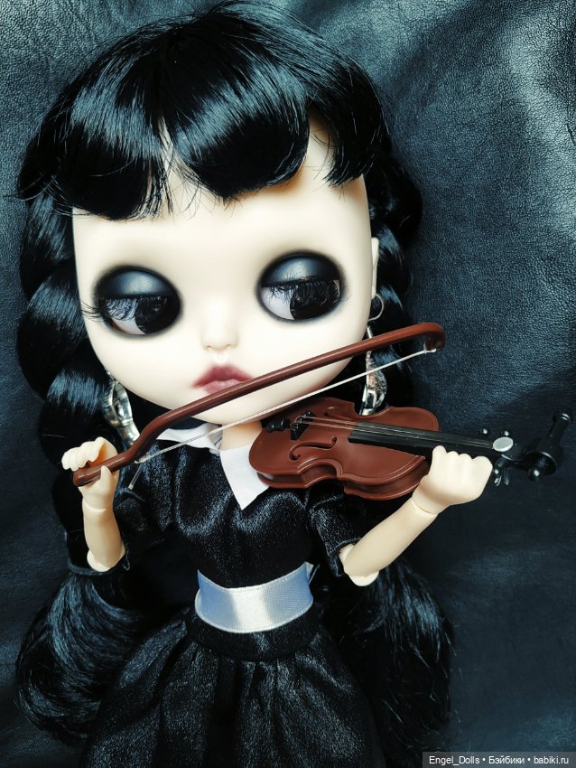 Кастомная кукла Блайз Уэнсдей Аддамс со скрипкой (Custom Blythe Wednesday Addams)