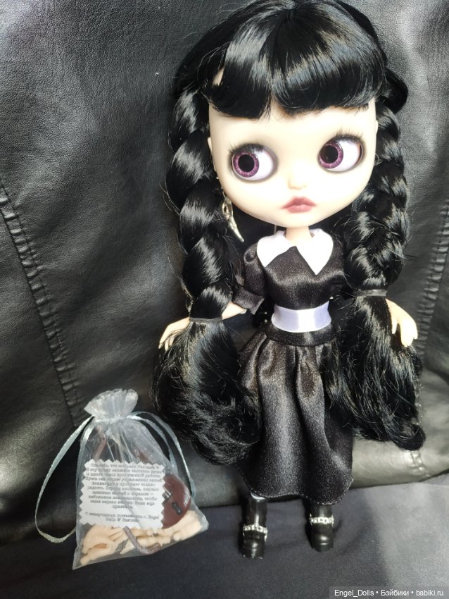 Кастомная кукла Блайз Уэнсдей Аддамс со скрипкой (Custom Blythe Wednesday Addams) (фото 2)