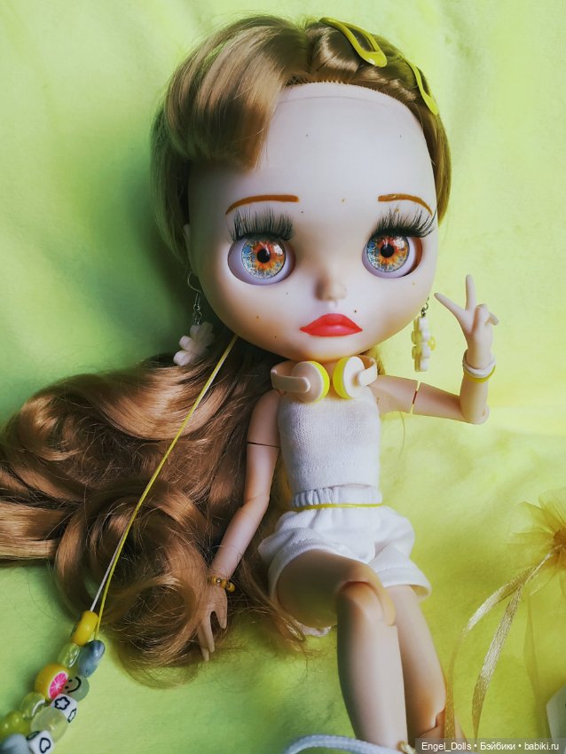 Кастомная кукла Блайз Эмили в наушниках (Custom Blythe) (фото 3)