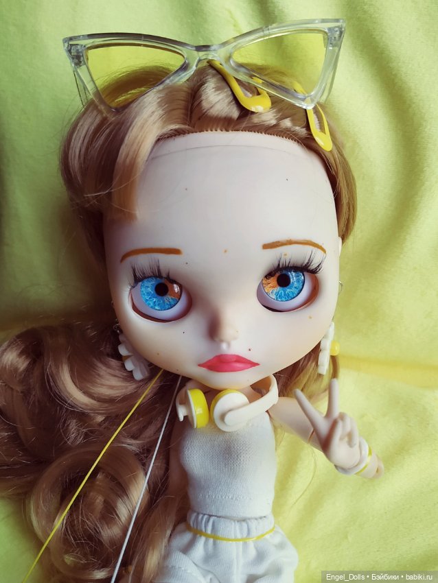 Кастомная кукла Блайз Эмили в наушниках (Custom Blythe) (фото 5)