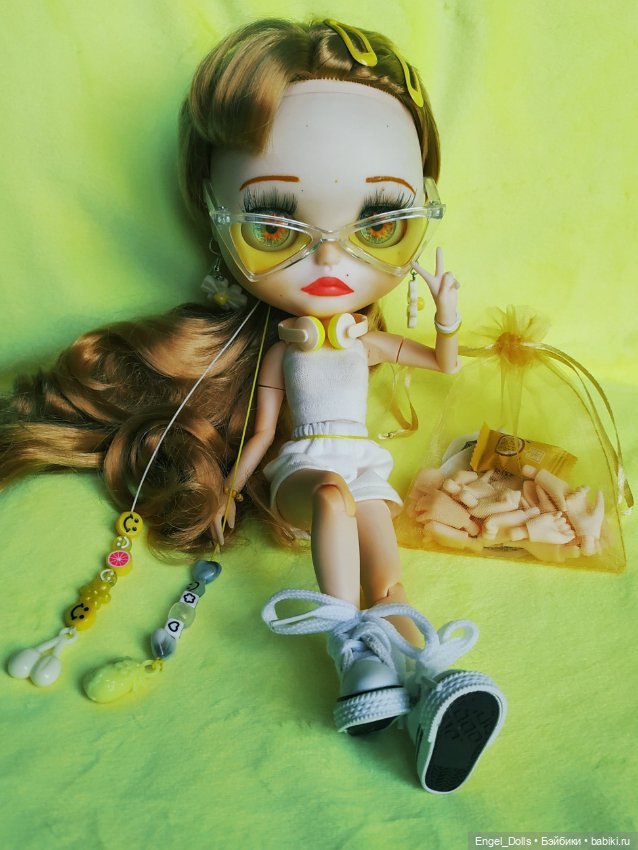 Кастомная кукла Блайз Эмили в наушниках (Custom Blythe)