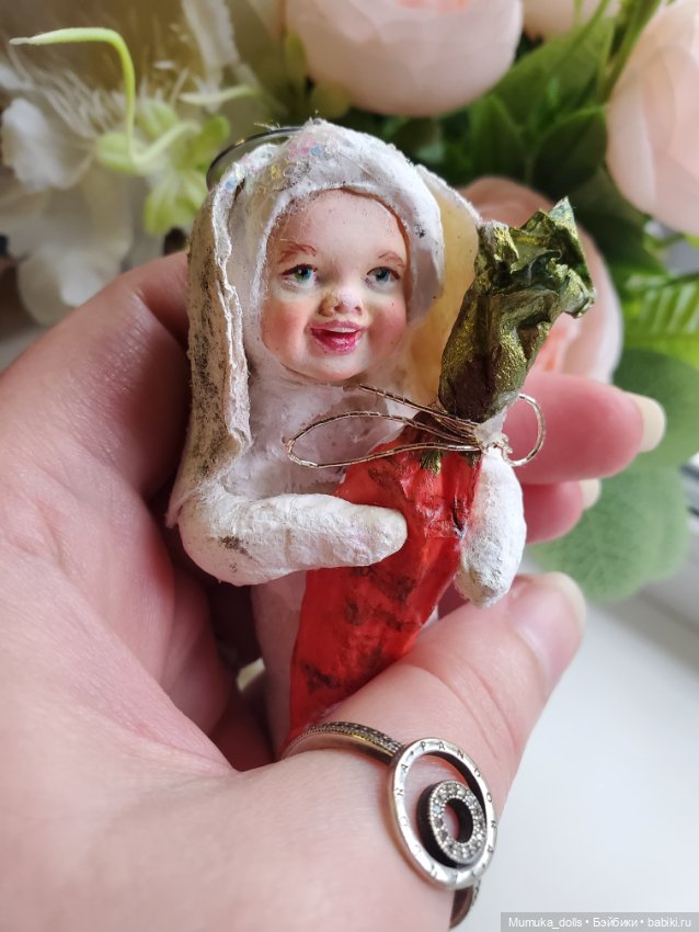 Ватная игрушка Зайка с морковкой (фото 3)