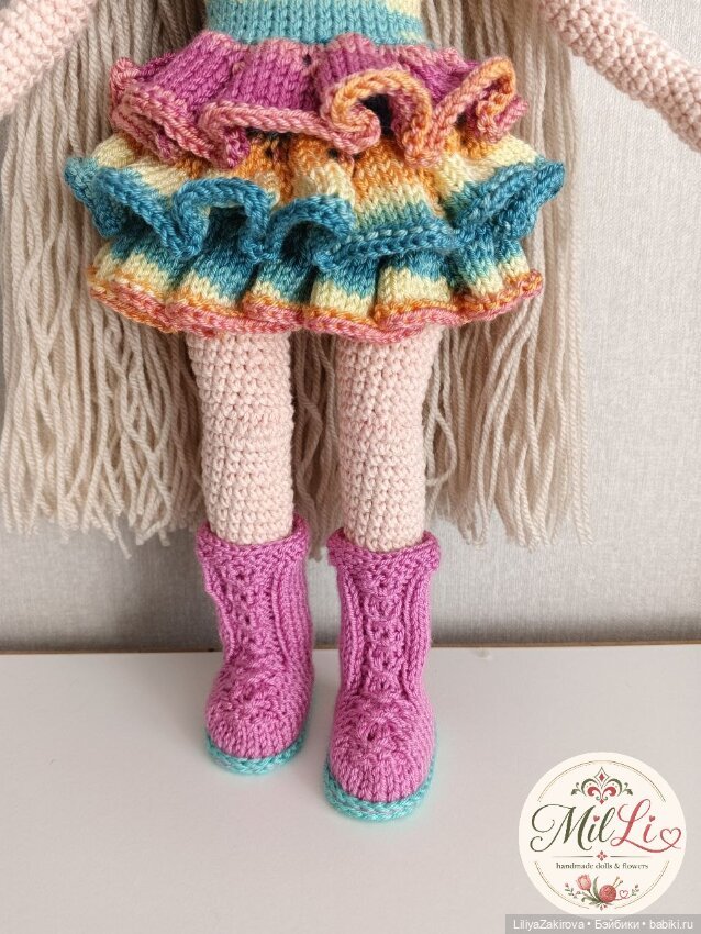 Вязаная игровая кукла со сменной одежкой ручной работы на проволочном каркасе (фото 5)