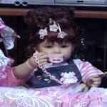 Мама дочку нарядила, платье новое ей сшила!