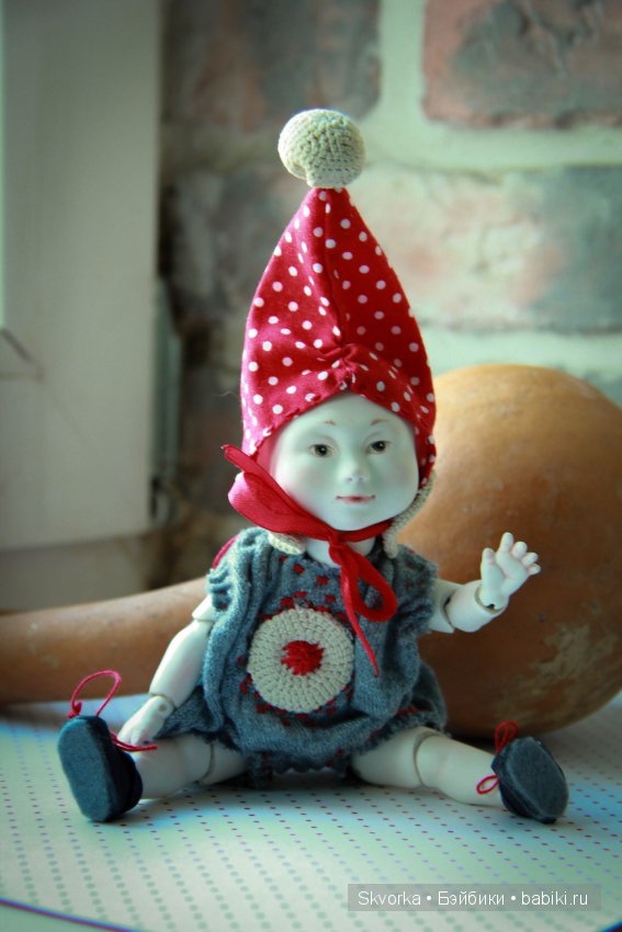 Маленький гном Вася. Шарнирная фарфоровая кукла (фото 2)