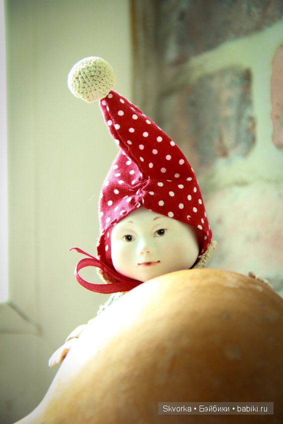 Маленький гном Вася. Шарнирная фарфоровая кукла